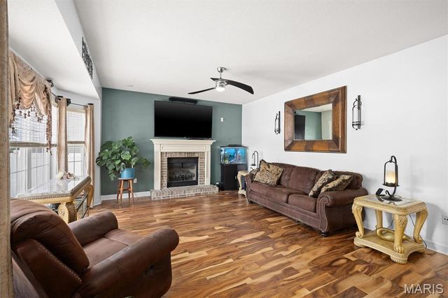 1 E Picketts Crossing, Edwardsville, IL 62025