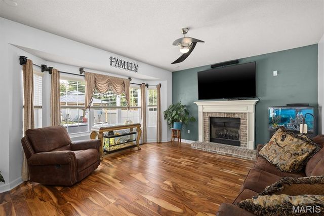 1 E Picketts Crossing, Edwardsville, IL 62025