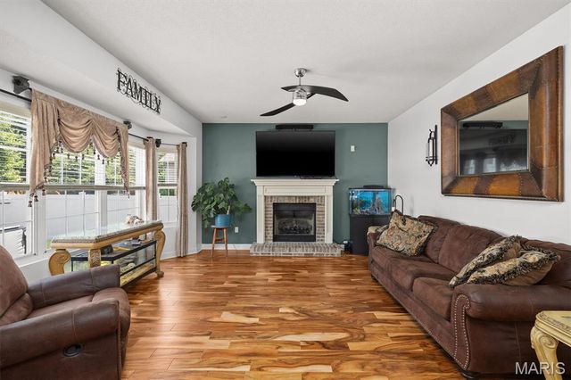 1 E Picketts Crossing, Edwardsville, IL 62025
