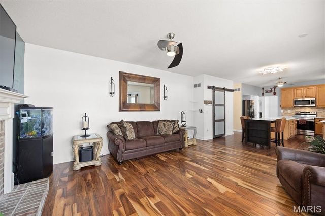 1 E Picketts Crossing, Edwardsville, IL 62025