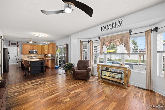 1 E Picketts Crossing, Edwardsville, IL 62025