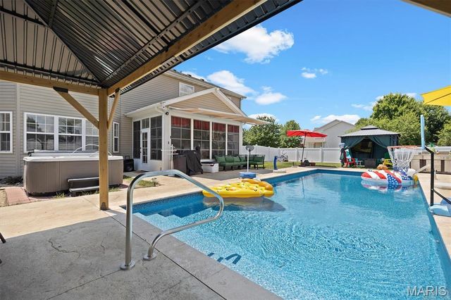 1 E Picketts Crossing, Edwardsville, IL 62025