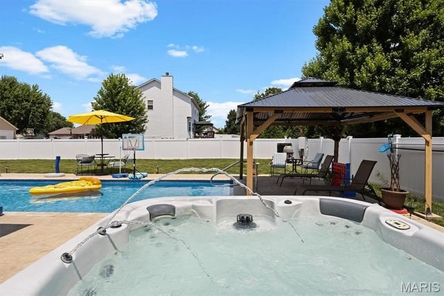 1 E Picketts Crossing, Edwardsville, IL 62025