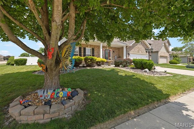 1 E Picketts Crossing, Edwardsville, IL 62025