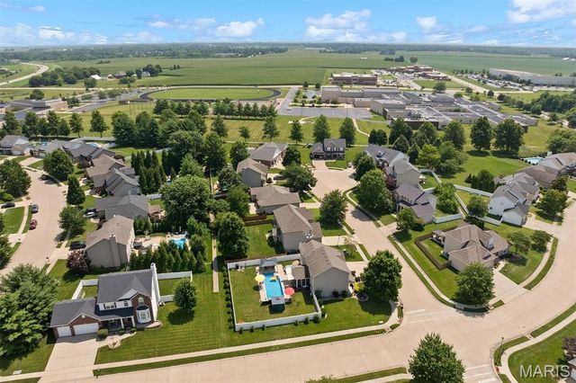 1 E Picketts Crossing, Edwardsville, IL 62025
