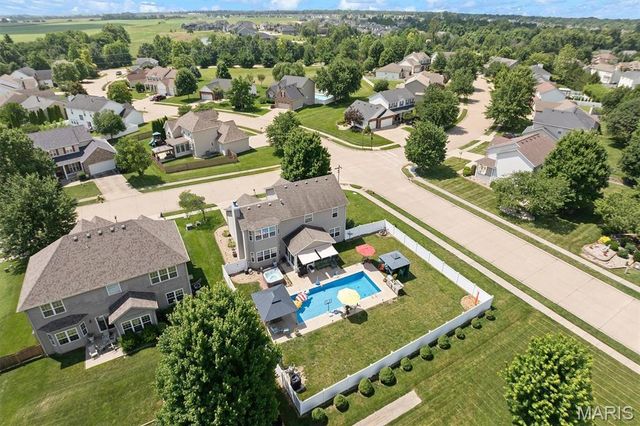 1 E Picketts Crossing, Edwardsville, IL 62025