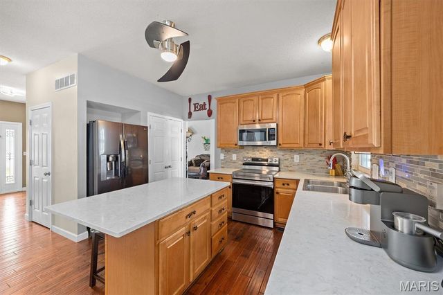 1 E Picketts Crossing, Edwardsville, IL 62025