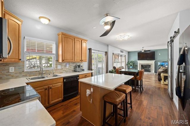 1 E Picketts Crossing, Edwardsville, IL 62025