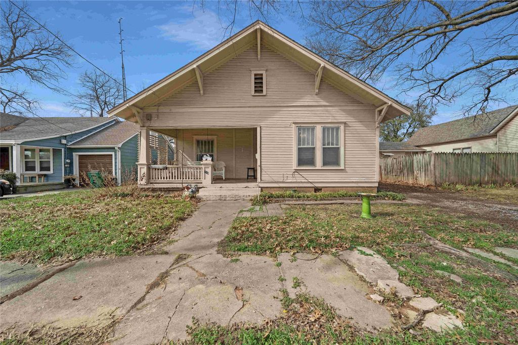 713 N Commerce Street, Gainesville, TX 76240