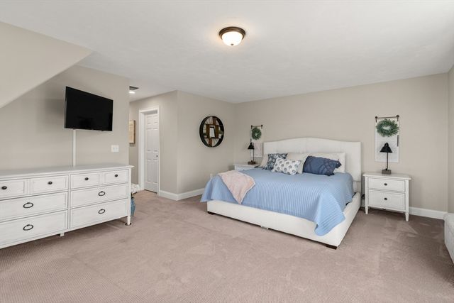 9 Jewell Xing, Mendon, MA 01756