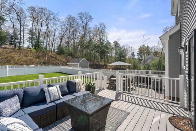 9 Jewell Xing, Mendon, MA 01756