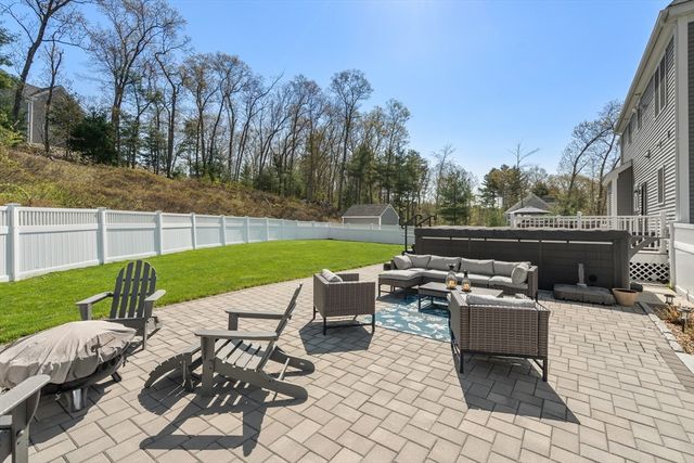 9 Jewell Xing, Mendon, MA 01756