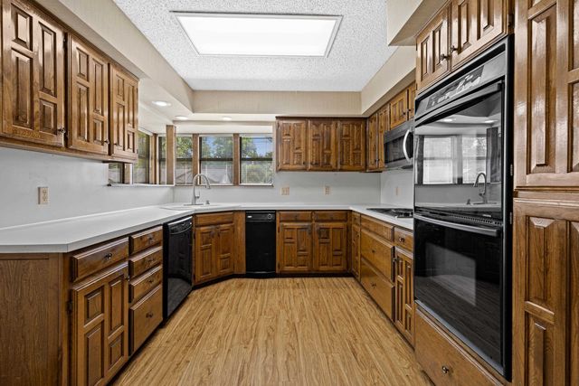 811 Pinegrove Lane, Longview, TX 75604