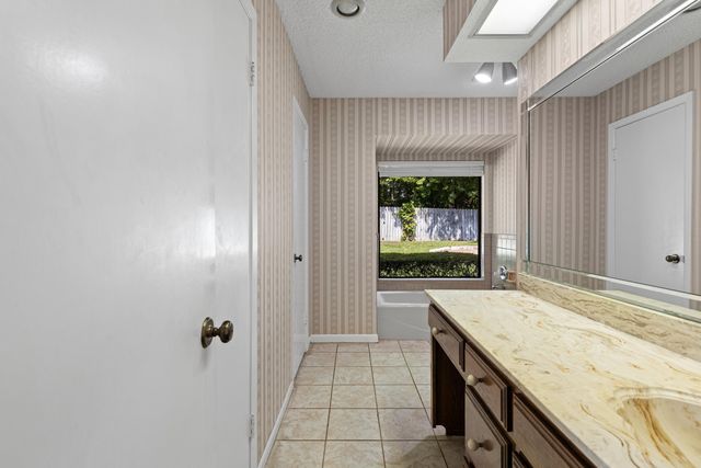 811 Pinegrove Lane, Longview, TX 75604