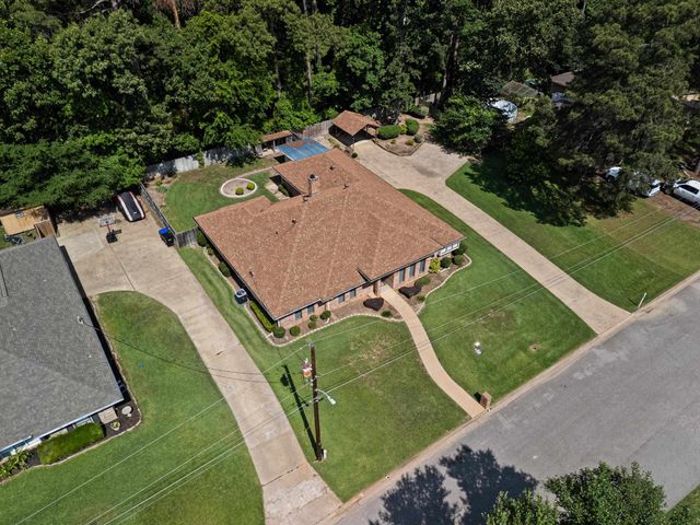 811 Pinegrove Lane, Longview, TX 75604