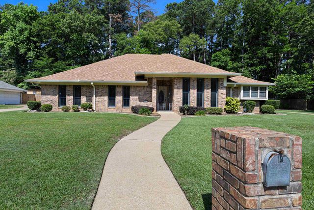811 Pinegrove Lane, Longview, TX 75604