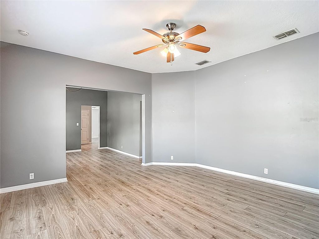 Image 11 of property listing at 3002 W ARCH STREET, Tampa, FL 33607