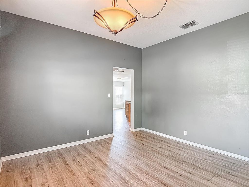Image 15 of property listing at 3002 W ARCH STREET, Tampa, FL 33607