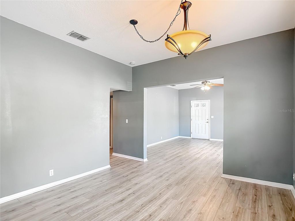 Image 16 of property listing at 3002 W ARCH STREET, Tampa, FL 33607