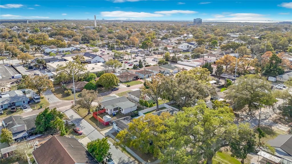 Image 4 of property listing at 3002 W ARCH STREET, Tampa, FL 33607