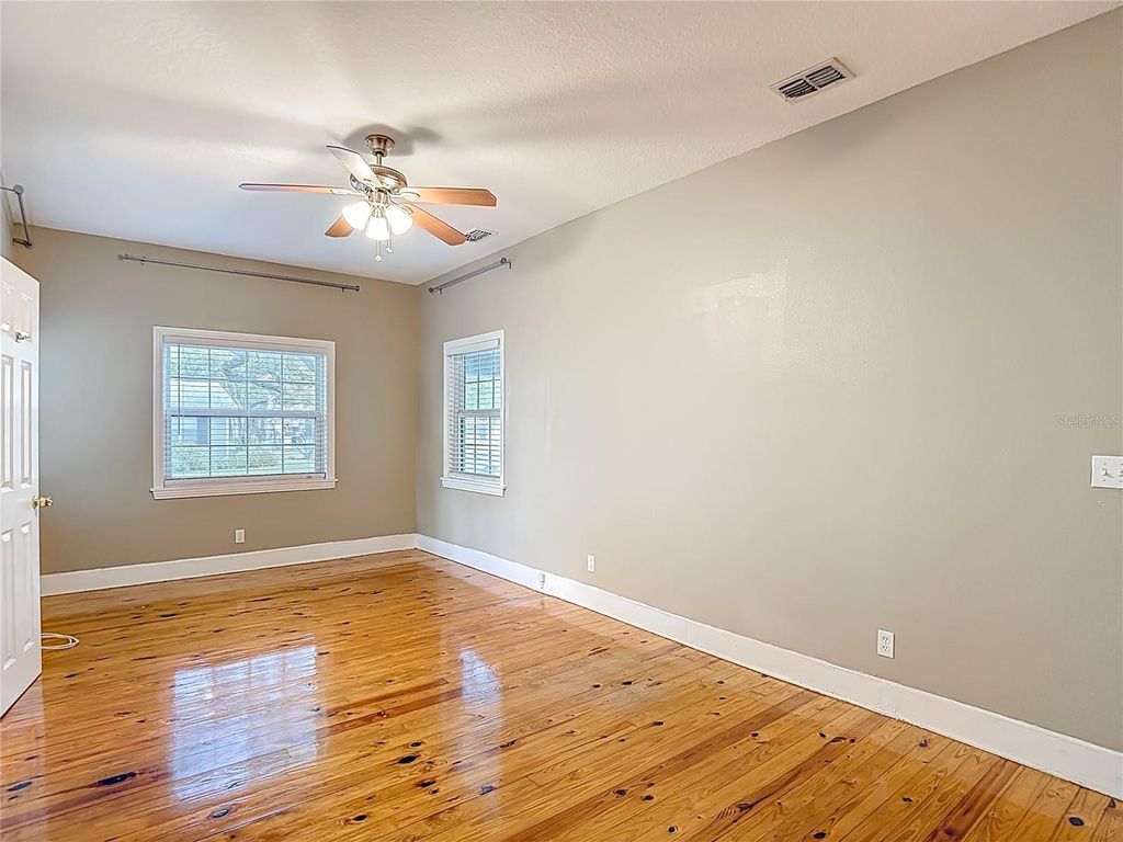 Image 45 of property listing at 3002 W ARCH STREET, Tampa, FL 33607