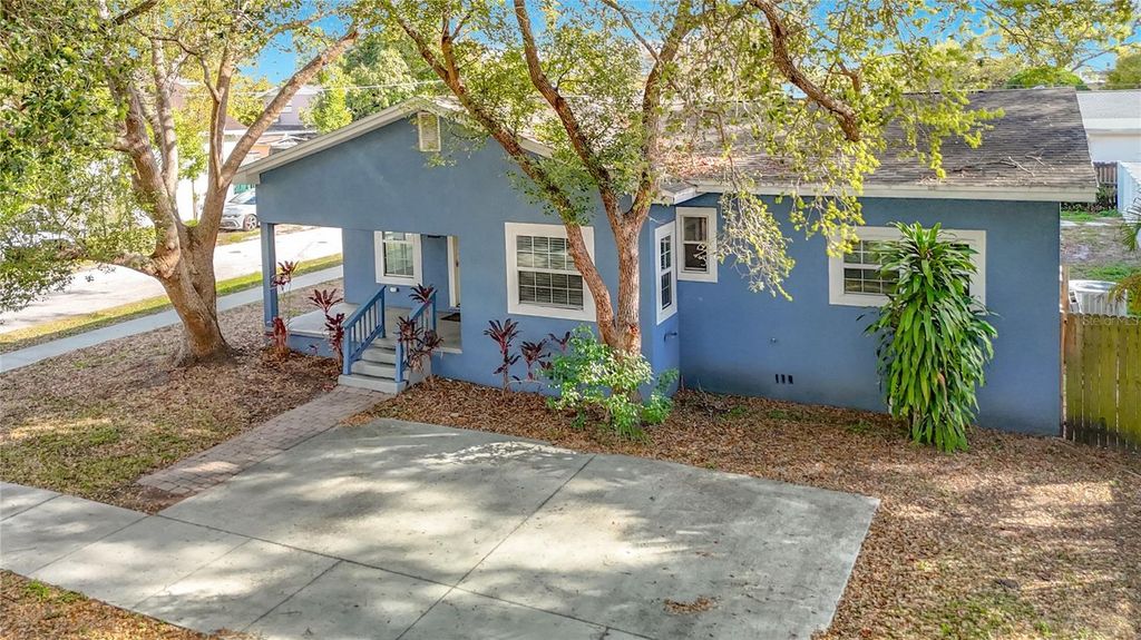 Image 6 of property listing at 3002 W ARCH STREET, Tampa, FL 33607