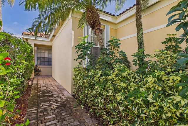 7032 Cataluna Circle, Delray Beach, FL 33446