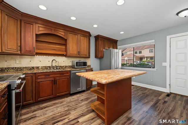 35 Deer Run 35, Bethel, CT 06801