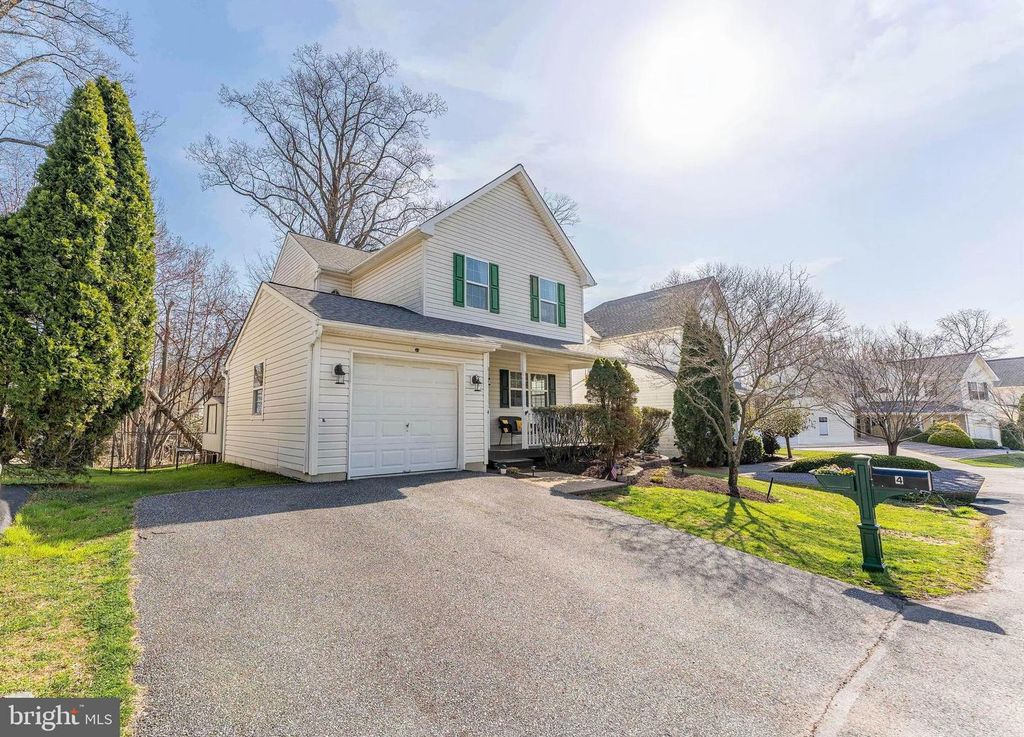 4 CANNON CT, Upper Chichester, PA 19061