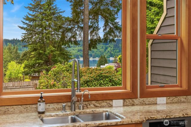 5976 NE Whitmore Way, Bainbridge Island, WA 98110