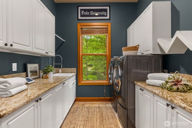 5976 NE Whitmore Way, Bainbridge Island, WA 98110