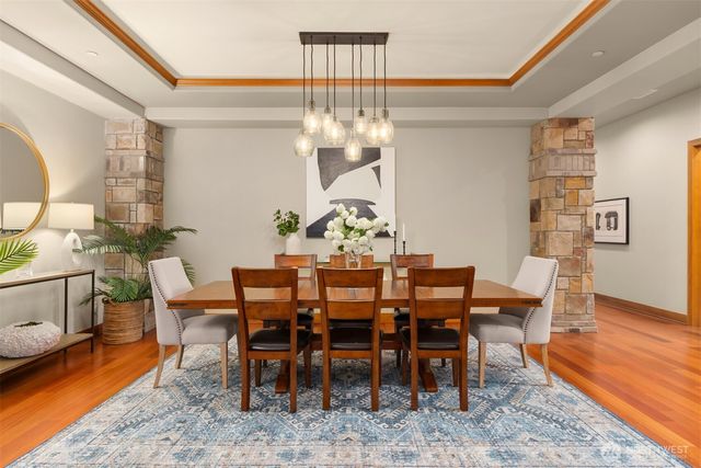 5976 NE Whitmore Way, Bainbridge Island, WA 98110