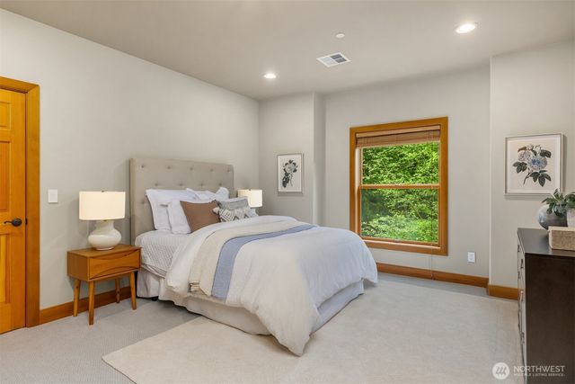 5976 NE Whitmore Way, Bainbridge Island, WA 98110