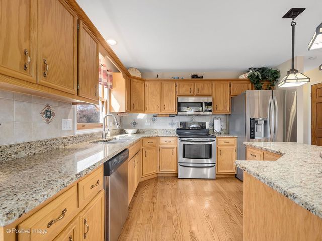 230 Plumtree Lane, West Chicago, IL 60185