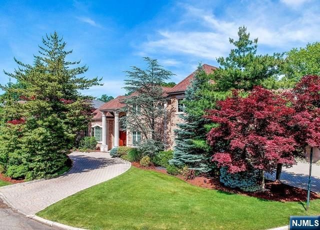 27 Roberts Road, Englewood Cliffs, NJ 07632