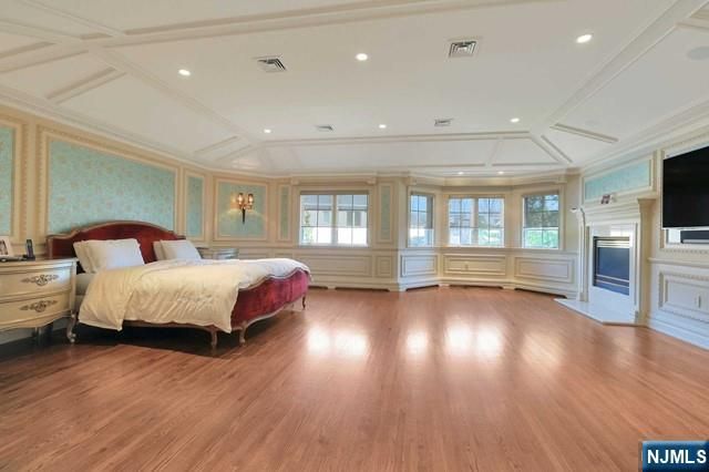 27 Roberts Road, Englewood Cliffs, NJ 07632