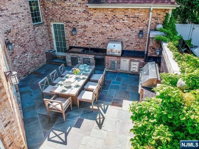 27 Roberts Road, Englewood Cliffs, NJ 07632