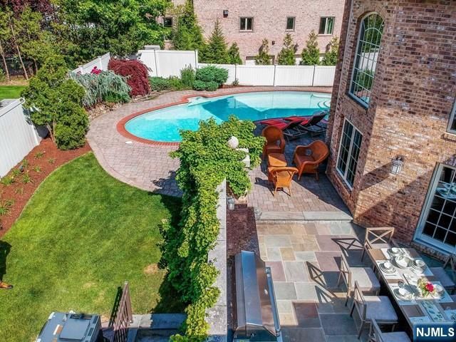 27 Roberts Road, Englewood Cliffs, NJ 07632