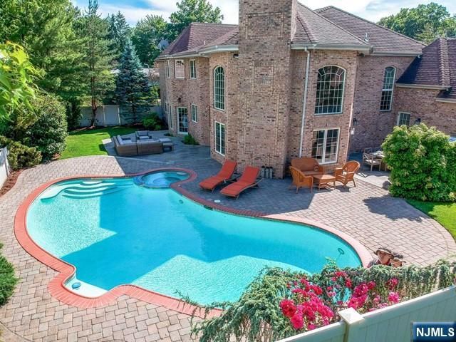 27 Roberts Road, Englewood Cliffs, NJ 07632