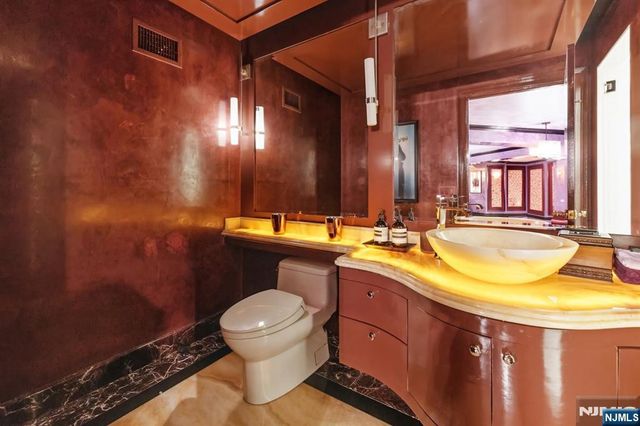27 Roberts Road, Englewood Cliffs, NJ 07632