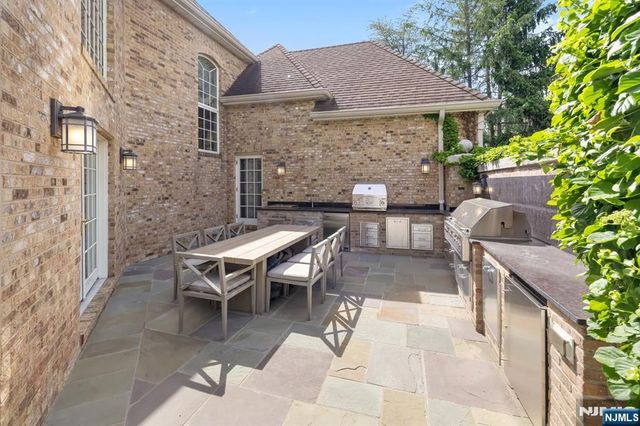 27 Roberts Road, Englewood Cliffs, NJ 07632