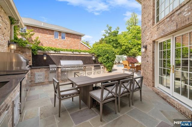 27 Roberts Road, Englewood Cliffs, NJ 07632