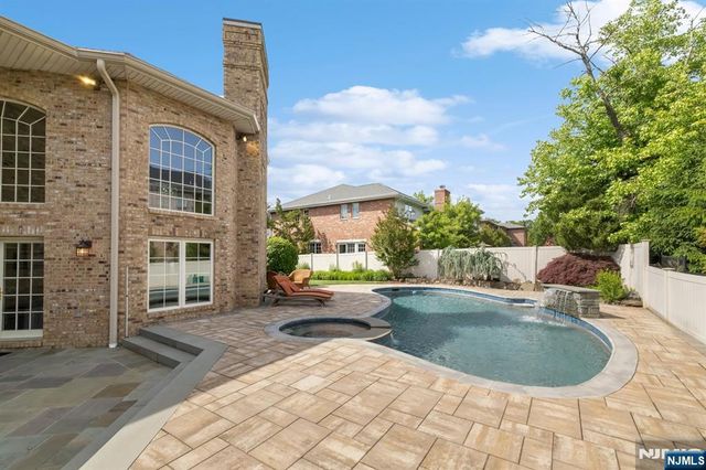 27 Roberts Road, Englewood Cliffs, NJ 07632