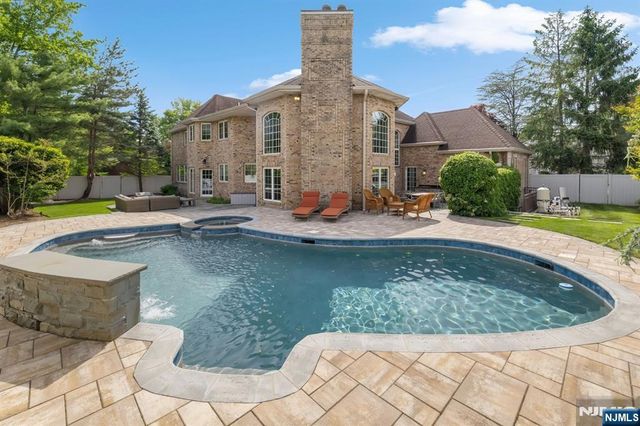 27 Roberts Road, Englewood Cliffs, NJ 07632