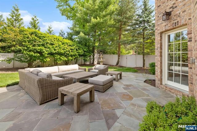 27 Roberts Road, Englewood Cliffs, NJ 07632