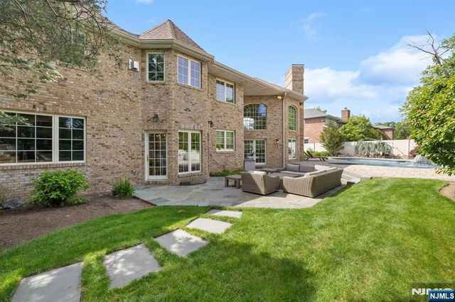 27 Roberts Road, Englewood Cliffs, NJ 07632
