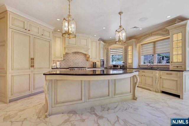 27 Roberts Road, Englewood Cliffs, NJ 07632