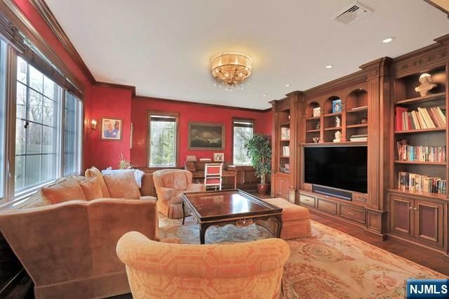 27 Roberts Road, Englewood Cliffs, NJ 07632