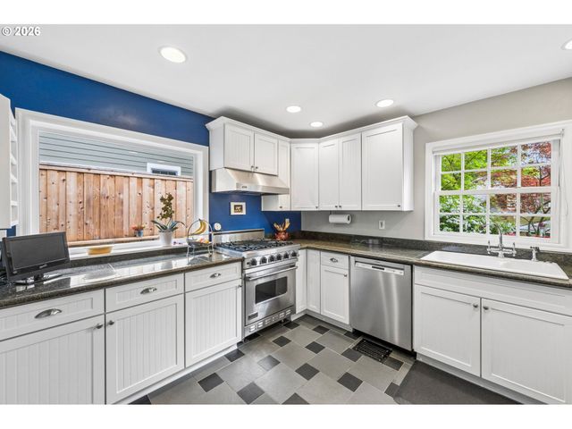 2625 Sw BRAE MAR Ct, Portland, OR 97201