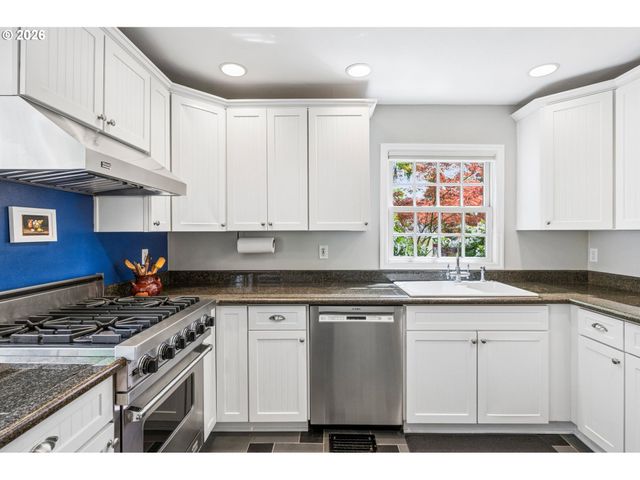2625 Sw BRAE MAR Ct, Portland, OR 97201